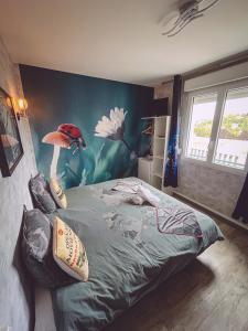 埃皮纳勒Retour vers le futur By Carl-Emilie 4 pers的一间卧室配有一张壁画床