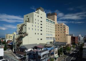 高崎Hotel Grand View Takasaki的一座位于城市中心的白色大建筑