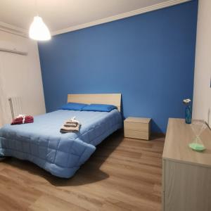 科米索Casa Cristina的蓝色的卧室,配有床和蓝色的墙壁