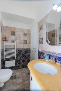 阿马尔菲Villa Salice的一间带水槽和镜子的浴室