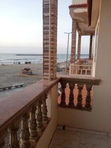 拉斯巴尔Villa 32 - Marouf Group的享有海滩美景的阳台