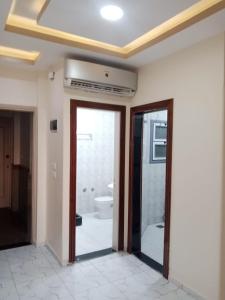 拉斯巴尔Villa 32 - Marouf Group的客房设有带卫生间的浴室和窗户。