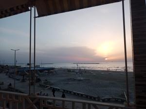 拉斯巴尔Villa 32 - Marouf Group的日落时分与海滩上的人一起欣赏海滩美景