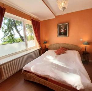 布隆Exklusive Ferienwohnung Strohberg的一间卧室设有一张床和两个窗户。