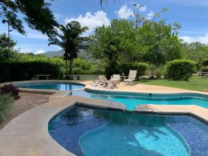 Colinas del Miravalles Hotel & Hot Springs内部或周边的泳池