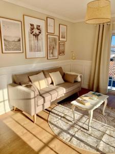 诺瓦海岸Villa Rafa的带沙发和咖啡桌的客厅