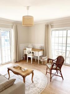 诺瓦海岸Villa Rafa的客厅配有沙发和桌子