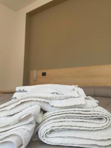 CanzanoBed & Breakfast Memory的床上一堆白色毛巾