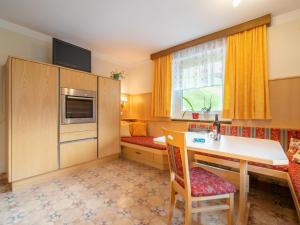 奥法赫Ferienhaus Nössig的小房间设有书桌和带两张床的厨房