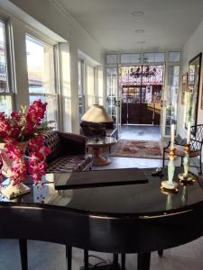 圣克鲁兹Hotel Boutique Grand Cru的客厅配有沙发和桌子