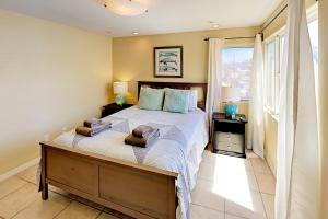 圣地亚哥Asbury Haven的一间卧室配有一张大床和两条毛巾
