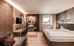 雷西亚Seehotel Panorama Relax的一间卧室配有一张床、一张书桌和一面镜子