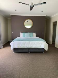 科夫斯港Ocean View Oasis, Coffs Harbour的卧室配有一张大床,墙上装有镜子