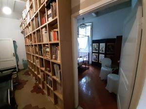 Case MalvaVilla Al Ponte的走廊上摆放着书架,书架上满是书
