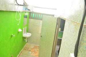 ChukaPacha Waterfront Nithi的绿色浴室设有卫生间和镜子