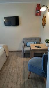 斯图托沃梅瓦旅馆的客厅配有沙发和桌子
