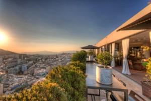 雅典President Hotel Athens的房屋的阳台享有城市美景。