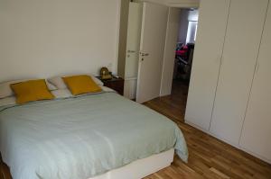 雷卡纳蒂Finestra sul mare的一间卧室配有一张带两个黄色枕头的床