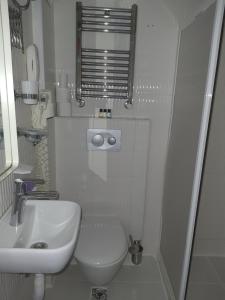 伊斯坦布尔加斯特酒店的白色的浴室设有卫生间和水槽。