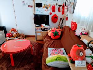 大阪Osaka Tomato Guesthouse的客厅配有沙发和桌子