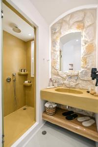 纳克索乔拉Flèria Seaview Suites的一间带水槽和镜子的浴室