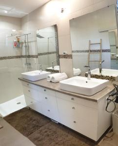 菲雅克les Box的一间带两个盥洗盆和大镜子的浴室