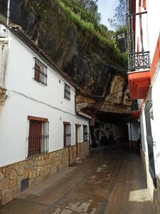 塞特尼尔CASA ENROCADA的山边的一条小巷,有白色的建筑