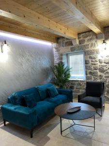 科托尔Casa Vecchia的客厅配有蓝色的沙发和两把椅子