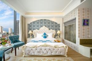 岘港Golden Rose Hotel by THG的一间卧室配有一张特大号床和一个窗户。
