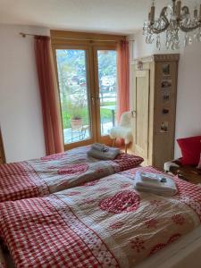 采尔马特千禧年公寓的一间卧室设有两张床和窗户。