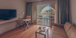 赫尔格达萨尔哈什古宫度假酒店的带沙发、电视和桌子的客厅
