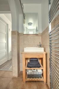 纽基43 annexe的浴室配有盥洗盆和带毛巾的台面。