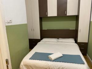 巴塞罗那SANT ANTONI HOSTAL, Sustainable Tourism的小卧室配有一张带毛巾的床