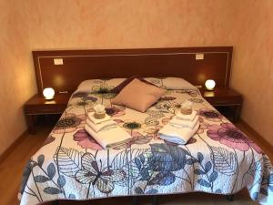 RoccamoriceLocanda della Corte的一间卧室配有一张床,上面有两条毛巾