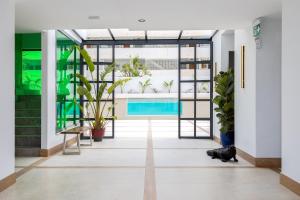 福恩吉罗拉Caleyro Boutique Apartments - "Parking incluido"的种植了植物的走廊和游泳池