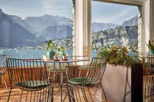托尔博莱Hotel Paradiso Conca d'Oro的一张桌子和椅子,享有水景