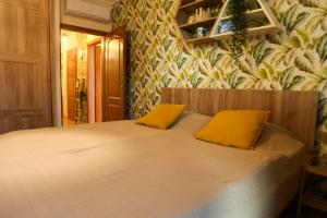 沙莫林Rustique Šamorín的一间卧室配有一张带两个黄色枕头的床