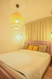 沙莫林Residence Šamorín的卧室配有一张带黄色枕头的大型白色床。