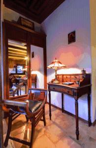 纳乌萨玛西亚斯Guesthouse Niaousta的一张桌子,里面配有一盏灯和一把椅子
