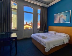 伊斯坦布尔胡希朗格酒店的卧室配有床、桌子和窗户。