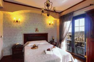 纳乌萨玛西亚斯Guesthouse Niaousta的一间卧室设有一张大床和一个窗户。