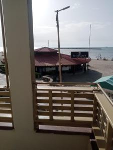 拉斯巴尔Villa 29 - Marouf Group的从大楼的阳台上可欣赏到海滩景色