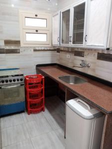 拉斯巴尔Villa 29 - Marouf Group的厨房配有水槽和带水槽的台面