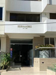 卡塔赫纳Hotel Hernández CTG的带有读写媒体的标志的建筑物