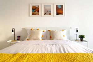 阿尔布费拉Albufeira Central Apartment, 10 mins walk to beach的白色卧室配有一张黄色毯子床