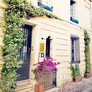 波尔多La Belle Endormie B&B French Guest house的花朵边的建筑