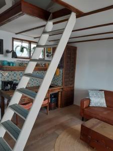 阿姆斯特丹House boat studio with waterfront terrace的梯子,通往带书桌的房间