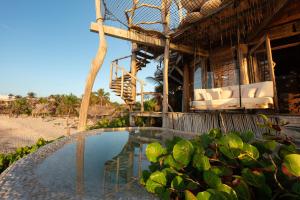 图卢姆阿祖里克度假酒店的海滩上带游泳池的房子