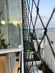 若昂佩索阿Branco Haus - Pé na Areia do Caribessa的阳台享有海景。