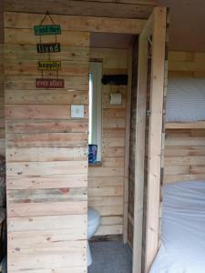 Upper Elkstoneorchard meadow shepherd huts leek-buxton-ashbourne的小木屋内带两张双层床的客房